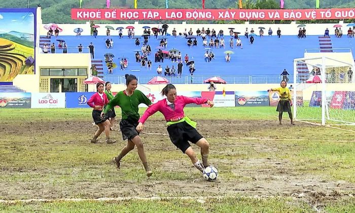 Những tà váy truyền thống tạo nét riêng cho các màn tranh tài trên sân cỏ.