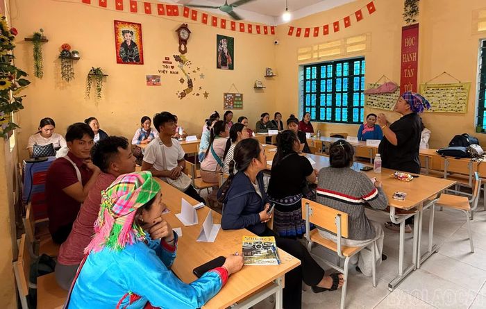 Bà Sùng Thị Lan - Giám đốc Hợp tác xã thổ cẩm Mường Hoa, thôn Tả Van Giáy, xã Tả Van, trao đổi và chia sẻ kinh nghiệm về vận hành cơ sở kinh doanh cho các học viên.
