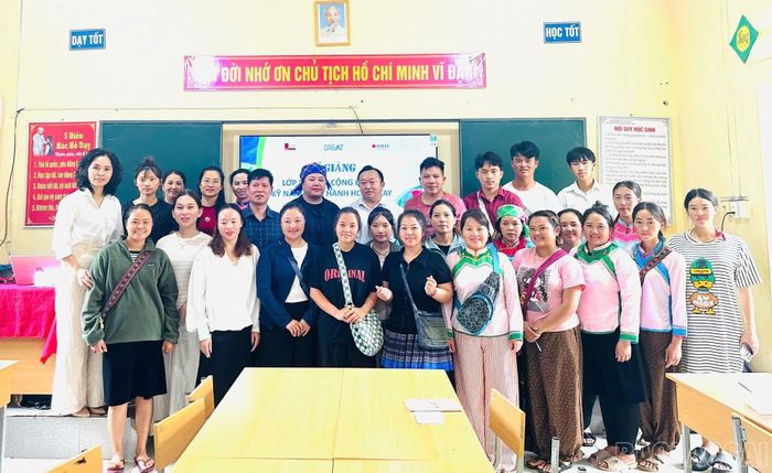 Trao chứng chỉ và chụp ảnh lưu niệm với các học viên.