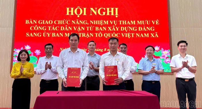 Ban Xây dựng Đảng và Ủy ban MTTQ Việt Nam xã Nghĩa Đô ký biên bản, tiếp nhận toàn bộ chức năng, nhiệm vụ tham mưu, giúp việc về công tác dân vận.