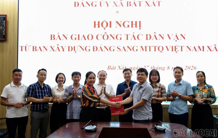  Trao nhận biên bản bàn giao nhiệm vụ. 