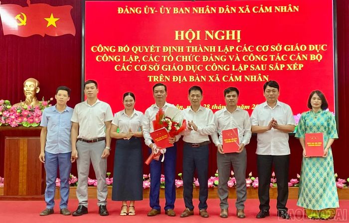 Trao quyết định và tặng hoa chúc mừng cho Ban Giám hiệu Trường Tiểu học và THCS Cảm Nhân số 1.