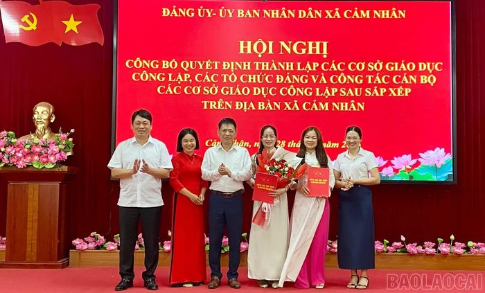 Trao quyết định và tặng hoa chúc mừng cho Ban Giám hiệu Trường Mầm non Cảm Nhân số 1.