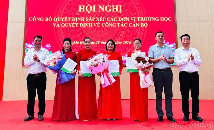 Các đồng chí lãnh đạo xã Nghĩa Đô trao quyết định bổ nhiệm hiệu trưởng và bí thư chi bộ các đơn vị trường mới thành lập.