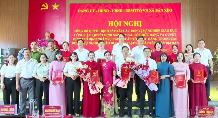 Thường trực Đảng ủy, HĐND, UBND xã tặng hoa và chụp ảnh lưu niệm với các đơn vị nhà trường.