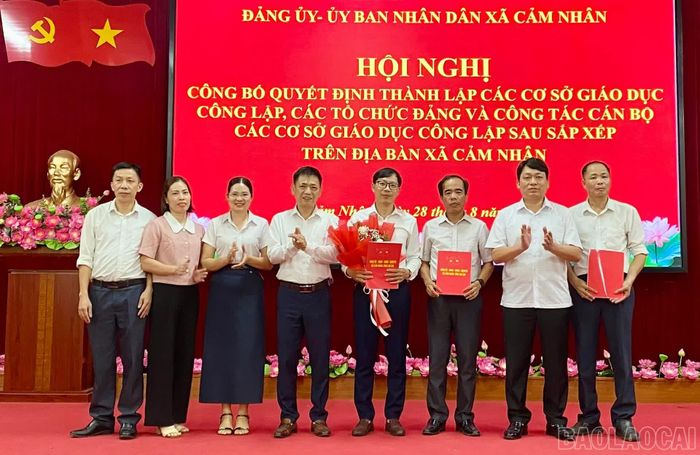 Trao quyết định và tặng hoa chúc mừng cho Ban Giám hiệu Trường Tiểu học và THCS Cảm Nhân số 2.