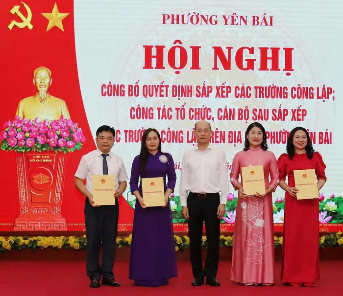 Lãnh đạo UBND phường Yên Bái trao quyết định cho các hiệu trưởng trường các trường học công lập sau sáp nhập.