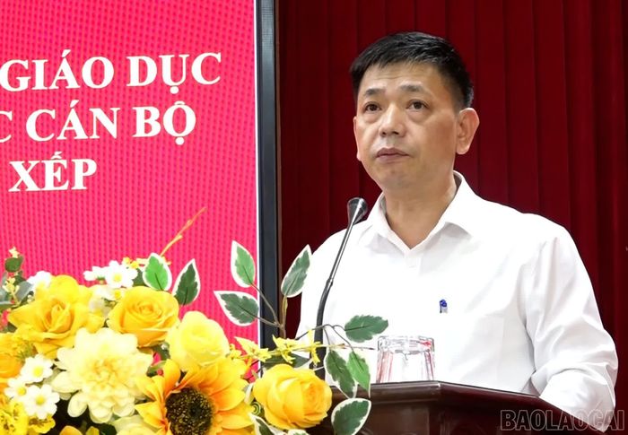 Đồng chí Nguyễn Hoàng Long - Bí thư Đảng ủy, Chủ tịch HĐND xã phát biểu chỉ đạo hội nghị.