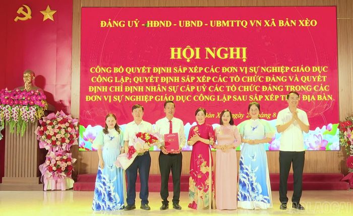 Trao quyết định thành lập các trường và các chi bộ.