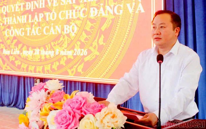 Đồng chí Tráng A Sơn - Bí thư Đảng ủy, Chủ tịch HĐND xã phát biểu ý kiến giao nhiệm vụ.