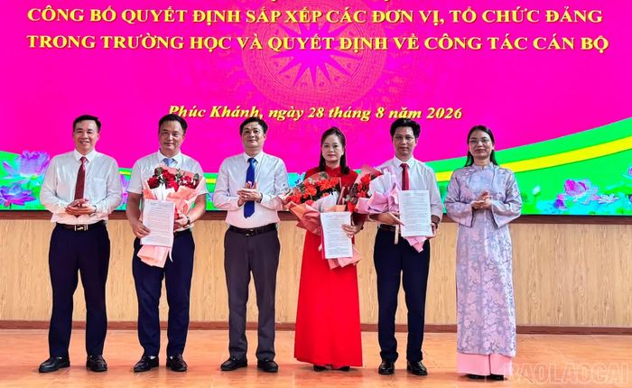 Trao quyết định, tặng hoa chúc mừng tân hiệu trưởng các nhà trường.
