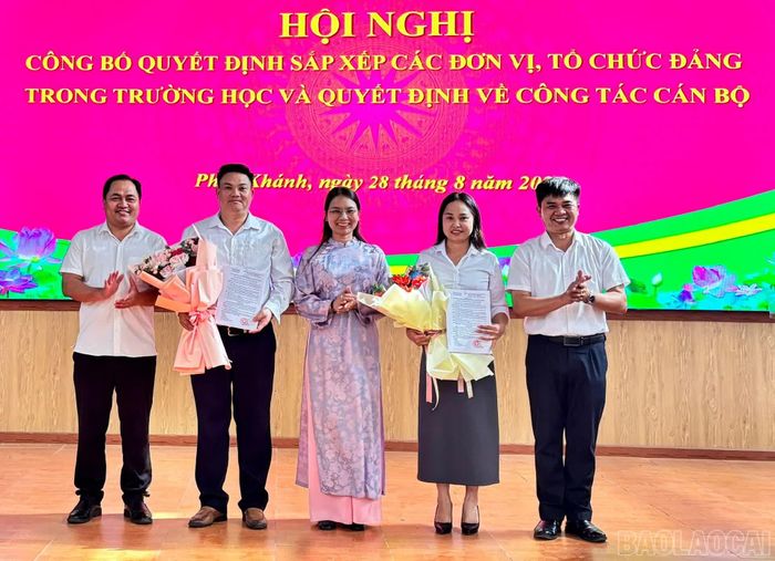Trao quyết định, tặng hoa chúc mừng lãnh đạo Phòng Văn hóa - Xã hội.