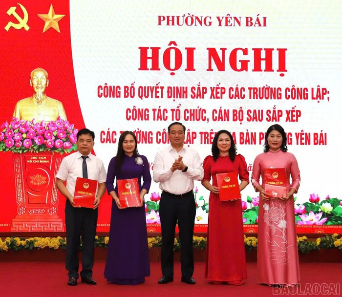Đồng chí Đoàn Hữu Phung - Ủy viên BCH Đảng bộ tỉnh, Bí thư Đảng ủy, Chủ tịch HĐND phường trao quyết định thành lập Đảng bộ cho các trường công lập trên lập trên địa bàn sau sáp nhập.