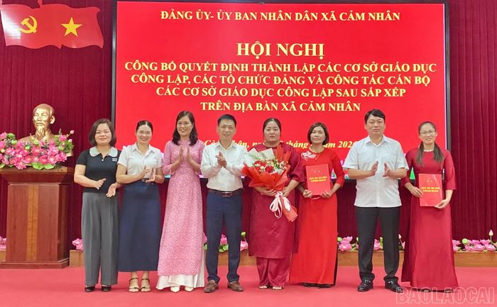 Trao quyết định và tặng hoa chúc mừng cho Ban Giám hiệu Trường Mầm non Cảm Nhân số 2.