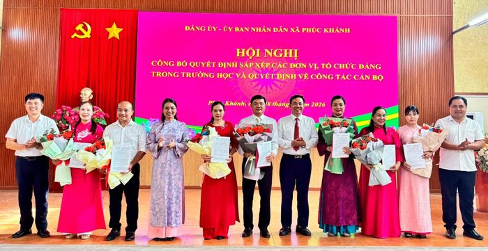 Trao quyết định, tặng hoa chúc mừng phó hiệu trưởng các nhà trường.