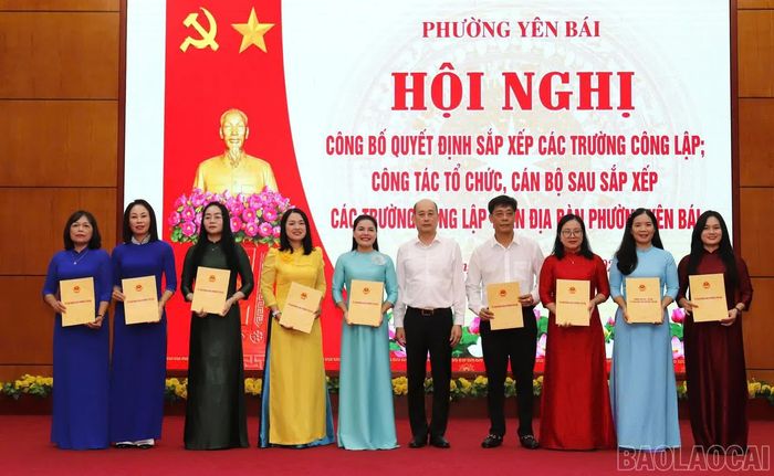Lãnh đạo UBND phường Yên Bái trao quyết định cho các phó hiệu trưởng các trường học công lập sau sáp nhập.