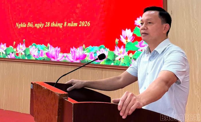 Đồng chí Nguyễn Văn Phương - Bí thư Đảng ủy, Chủ tịch HĐND xã phát biểu tại hội nghị.