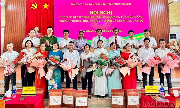 Tri ân, tặng quà lưu niệm cán bộ quản lý thôi giữ chức vụ.