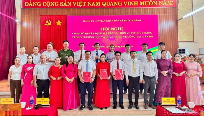 Trao quyết định kiện toàn tổ chức đảng.