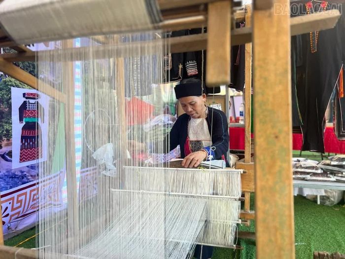 Không gian trình diễn nghề dệt truyền thống của đồng bào Dao xã Bảo Hà.