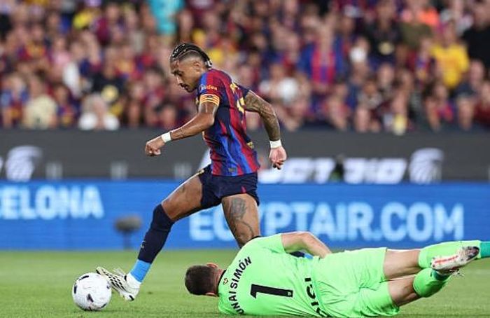 Raphinha đi bóng qua cả thủ môn Unai Simons. Ảnh: Getty.