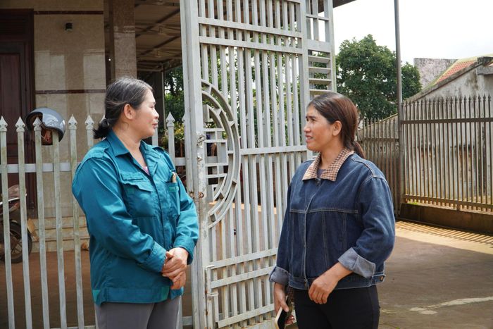 Bà Nguyễn Thị Liên, Bí thư Chi bộ bon Bu Boong vận động bà con bàn giao mặt bằng để triển khai Dự án trên địa bàn