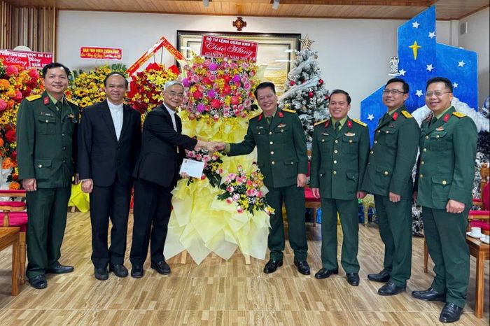 Thủ trưởng Bộ CHQS tỉnh thăm, chúc mừng Lễ Giáng sinh tại Tòa Giám mục Đà Lạt