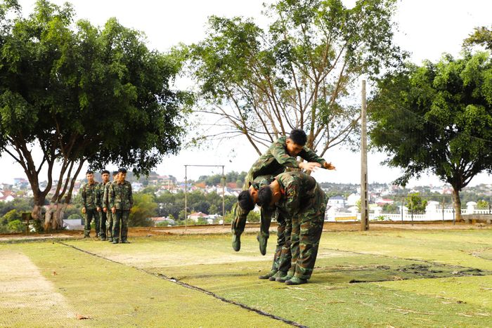 Các nội dung huấn luyện diễn ra với cường độ từ thấp đến cao, đòi hỏi sự khổ luyện cao độ của bản thân mỗi CBCS