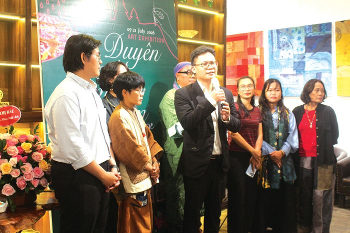 Nghệ sĩ giao lưu với công chúng yêu nghệ thuật tại Memories Gallery (phường Lâm Viên - Đà Lạt) vào tháng 7/2026. Ảnh: Quỳnh Uyển