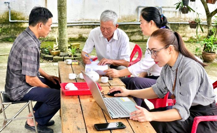 Cán bộ Trung tâm Phục vụ hành chính công xã Đồng Kho hỗ trợ ông Võ Thế Thích