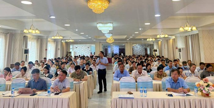 Tiến sĩ Lê Văn Tuấn, Phó Giám đốc Viện Vệ sinh dịch tễ Tây Nguyên báo cáo chuyên đề điều tra, xử lý vụ ngộ độc thực phẩm tại hội nghị