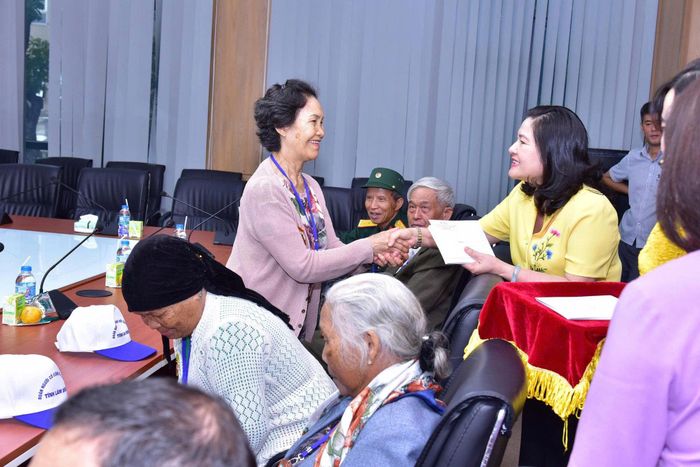 Lãnh đạo Bộ Nội vụ tặng quà cho các đại biểu là người có công tỉnh Lâm Đồng (Ảnh: Sở Nội vụ cung cấp)