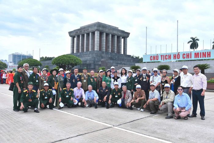 Đoàn đại biểu người có công với cách mạng tỉnh Lâm Đồng chụp ảnh lưu niệm trước Lăng Chủ tịch Hồ Chí Minh (Ảnh: Sở Nội vụ cung cấp)