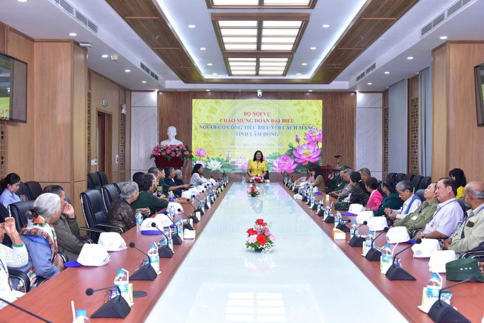 Bộ Nội vụ gặp mặt Đoàn đại biểu người có công với cách mạng tỉnh Lâm Đồng (Ảnh: Sở Nội vụ cung cấp)