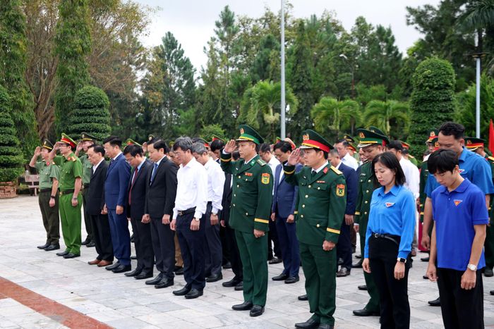 Các đại biểu dành một phút mặc niệm, tưởng nhớ các Anh hùng liệt sĩ