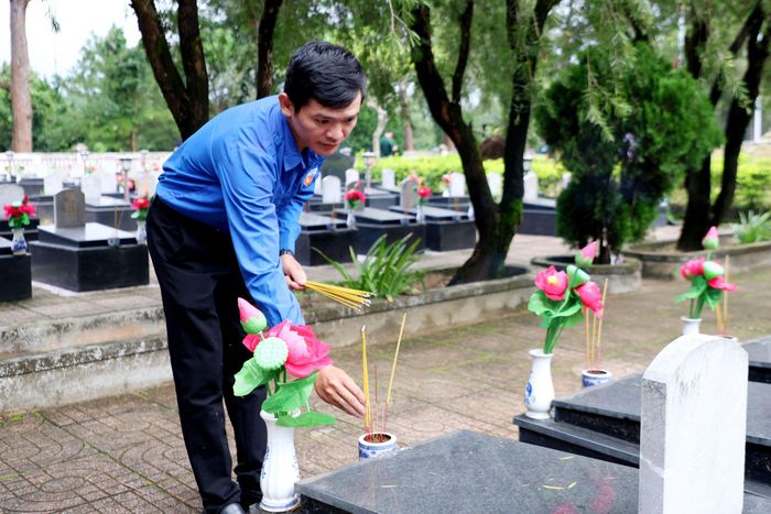 Thế hệ trẻ tỉnh Lâm Đồng thắp hương tại các phần mộ