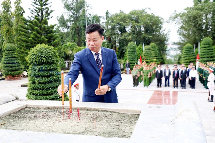 Đồng chí Lưu Văn Trung dâng hương tại Đài tưởng niệm các Anh hùng liệt sĩ