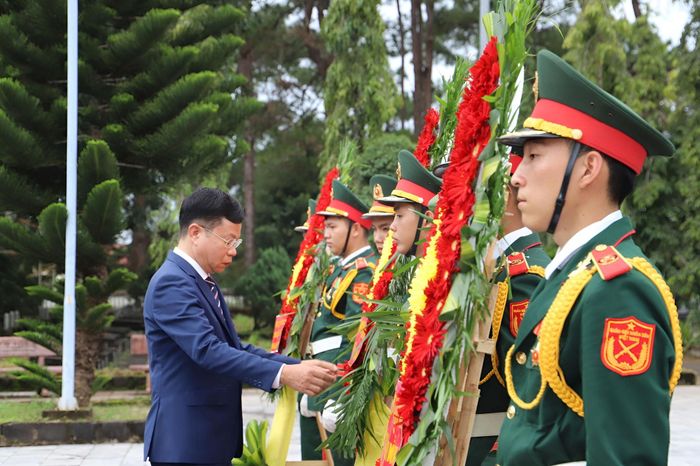 Đồng chí Lưu Văn Trung, Phó Bí thư Tỉnh ủy, Chủ tịch HĐND tỉnh Lâm Đồng chỉnh vòng hoa trước lễ dâng hoa