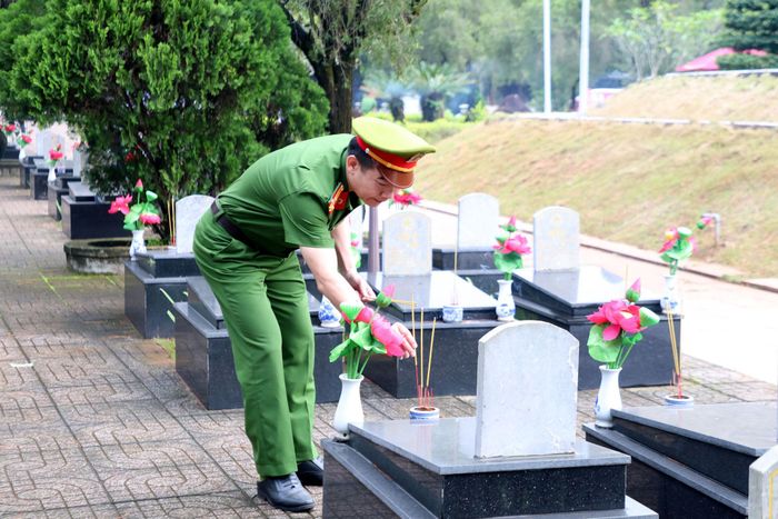 Lực lượng vũ trang tỉnh Lâm Đồng tri ân các Anh hùng liệt sĩ