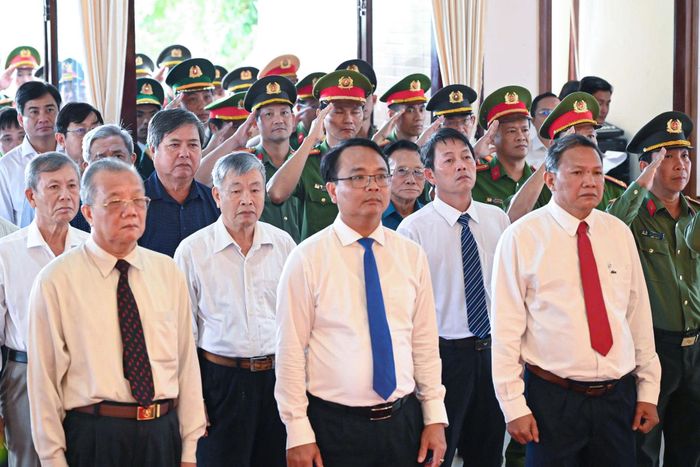Đoàn đại biểu thực hiện nghi thức chào cờ tại Bảo tàng Hồ Chí Minh - Chi nhánh Bình Thuận, bày tỏ lòng tri ân sâu sắc đối với Chủ tịch Hồ Chí Minh