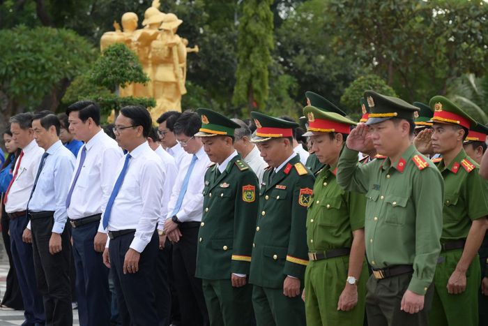 Các đại biểu dành phút mặc niệm tưởng nhớ, bày tỏ lòng biết ơn sâu sắc đối với các Anh hùng liệt sĩ