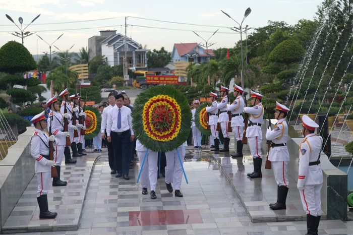 Đoàn lãnh đạo tỉnh Lâm Đồng dâng hoa tại Đài tưởng niệm