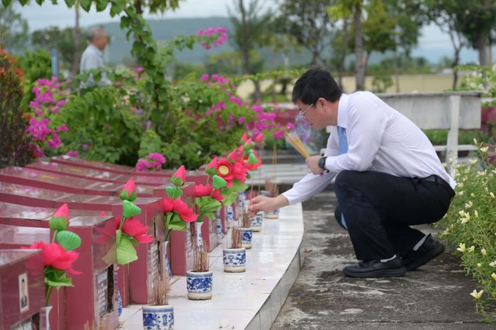 Ủy viên Ban Thường vụ Tỉnh ủy, Phó Chủ tịch UBND tỉnh Nguyễn Hồng Hải thắp hương các phần mộ liệt sĩ
