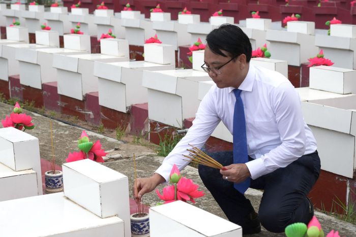 Phó Bí thư Thường trực Tỉnh ủy Đặng Hồng Sỹ thắp hương viếng phần mộ các Anh hùng liệt sĩ