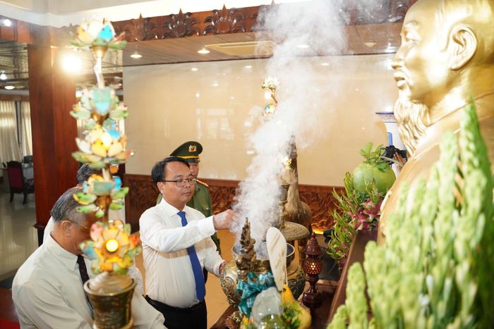 Phó Bí thư Thường trực Tỉnh ủy Đặng Hồng Sỹ dâng hương tưởng niệm Chủ tịch Hồ Chí Minh