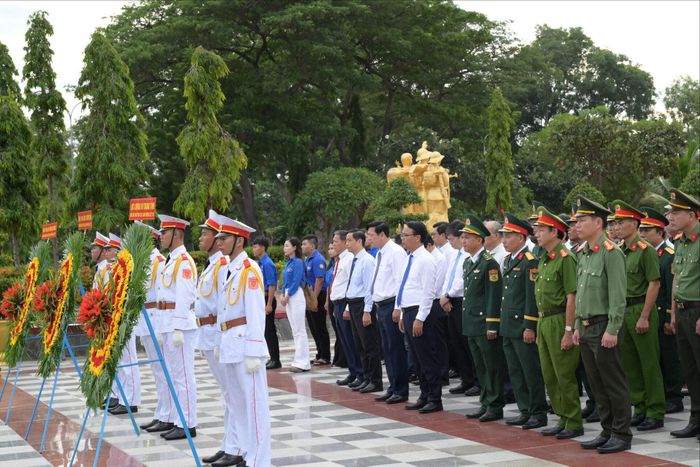 Quang cảnh lễ viếng tại Nghĩa trang Liệt sĩ Bình Thuận nhân Kỷ niệm 81 năm Cách mạng Tháng Tám thành công và Quốc khánh 2/9