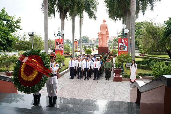 Sau phần lễ tại nghĩa trang, đoàn đại biểu đã đến dâng hương Chủ tịch Hồ Chí Minh tại Bảo tàng Hồ Chí Minh