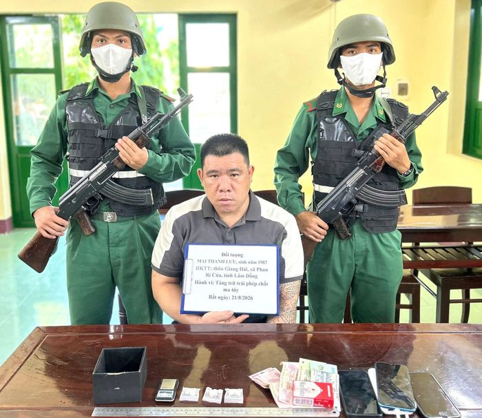 Đối tượng Mai Thanh Lưu cùng tang vật tại Đồn Biên phòng Hòa Minh
