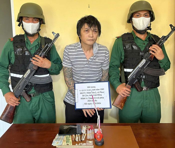 Đối tượng La Xuân Ngọc cùng tang vật tại Đồn Biên phòng Hòa Minh