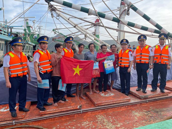 Cảnh sát biển tặng quà và cờ cho ngư dân